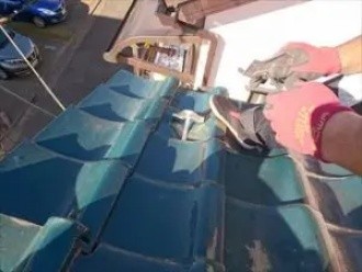 大屋根および下屋部分へのステンレス製の瓦用後付け雪止め金具を設置作業工程