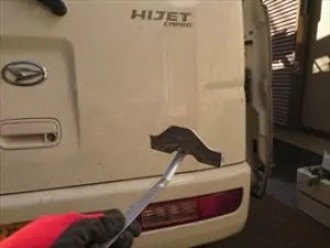 金具で瓦を持ち上げ隙間に差し込んで引っ掛けて設置する施工方法