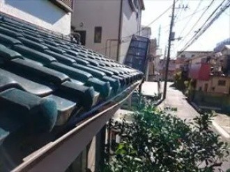 雪止め金具の設置工事する前の屋根の外観