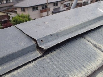釘が抜けて棟板金が浮いた状態