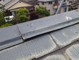 棟板金が浮いた状態
