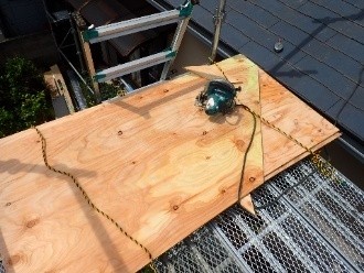 屋根に野地板を増し張り