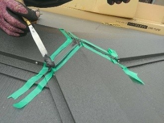 スーパーガルテクトの葺き付け後にシーリングを充填