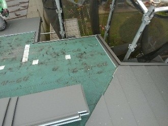 カラールーフ（防水紙）の設置作業風景