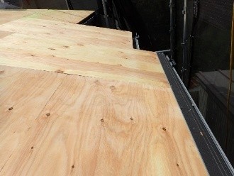 野地板の増し張りが完了した後