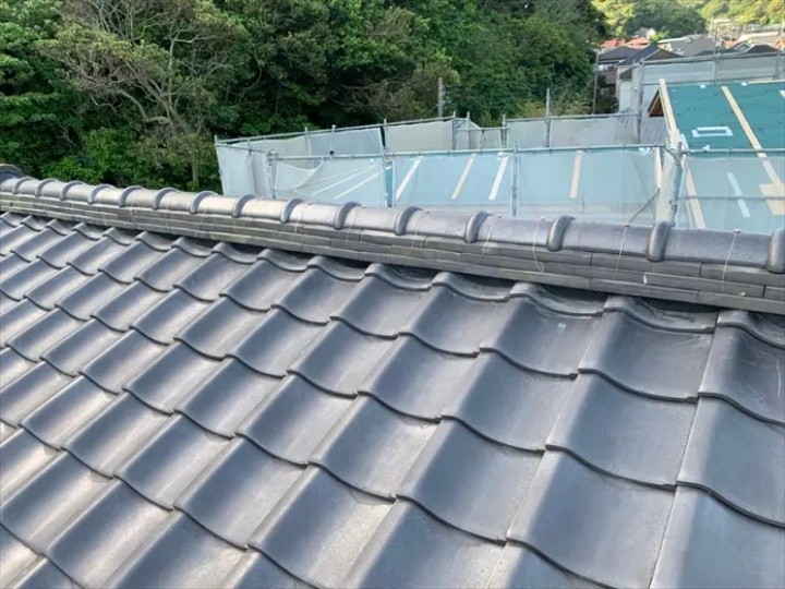 瓦屋根に棟瓦取り直し工事が完工した屋根の外観