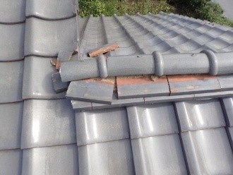 台風の影響により瓦が破損した状態