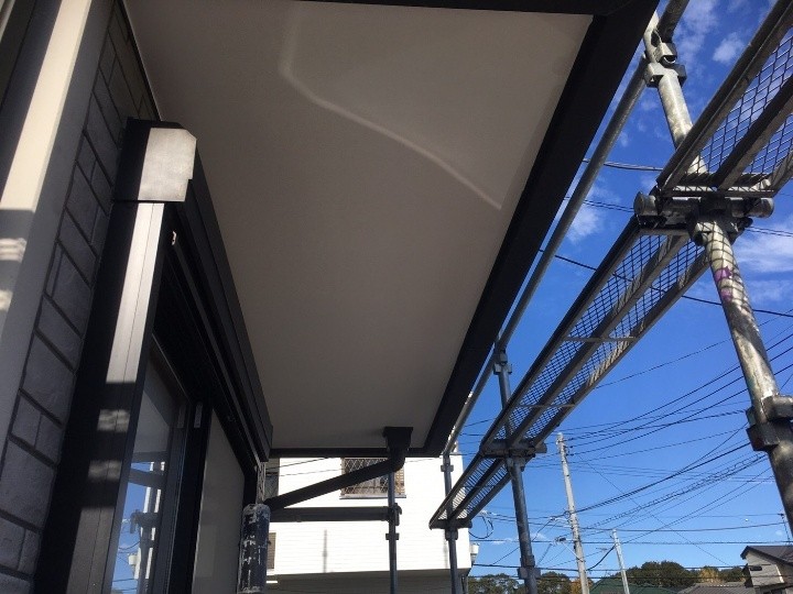 塗装工事を施し色を統一した軒天