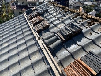 1枚1枚の瓦を丁寧に剥がす作業