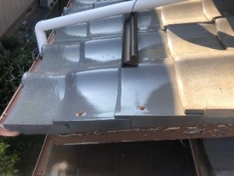 玄関上の瓦が数枚割れた状況