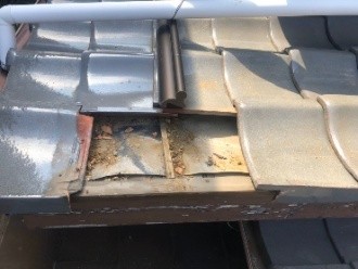 玄関上の瓦が数枚割れた状態