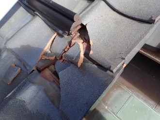 三州瓦の「ハイシルバー」が破損した状態