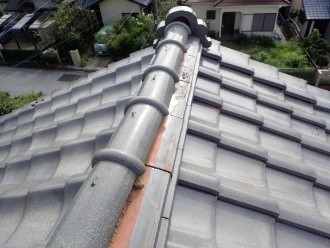 台風被害で瓦が破損した状態