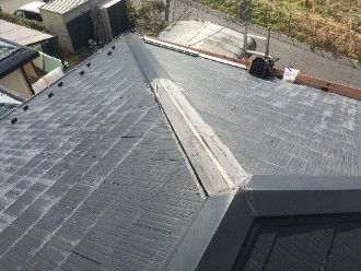 養生された状態の棟板金