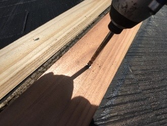 新しい貫板を固定