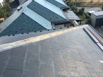 既存の棟板金と貫板をすべて撤去した後