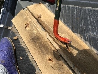 既存の棟板金と貫板をすべて撤去