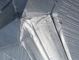 養生された箇所の棟板金