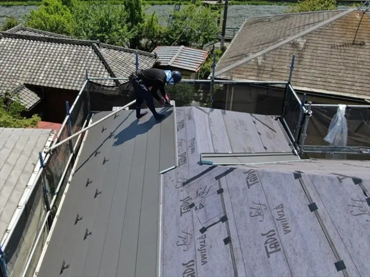 谷部分に谷板金(専用部材)を取り付け