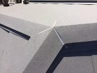 棟用のスーパーガルテクトを貫板に被せビスで固定