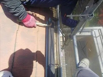 屋根面を平らに整える作業