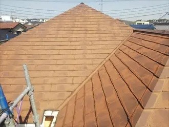 オレンジ色のスレート屋根