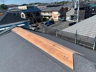 防止材を取り付けその上から貫板をビスで固定