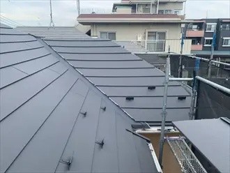スーパーガルテクト本体の取り付け後の屋根