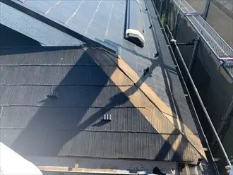 既存の棟板金を撤去した屋根