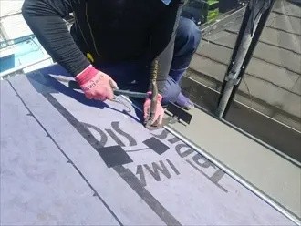 粘着タイプのルーフィングを設置