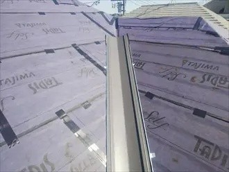 粘着タイプのルーフィングを使用