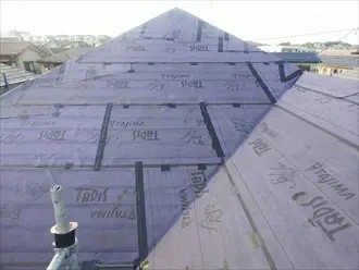 屋根の軒先全体にスターターを取り付ける作業工程