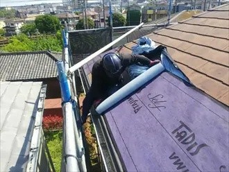 屋根の軒先全体にスターターを取り付け