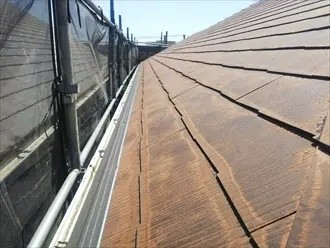 既存の棟板金や雪止め金具の撤去