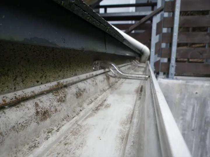 水洗いで雨樋内の泥や汚れをきれいに洗い流す作業工程