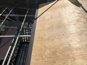 既存の瓦を撤去