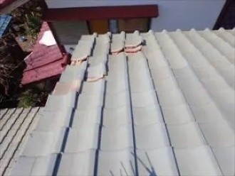 台風15号の被害で割れた瓦屋根の一部