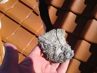 屋根の上の漆喰が剥がれている状況