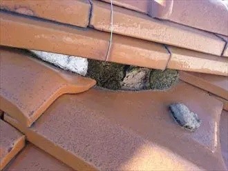 屋根の上の漆喰が剥がれている状態