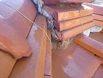 瓦屋根の破損部分