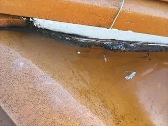 漆喰を奥まで塗り込む作業工程後の屋根