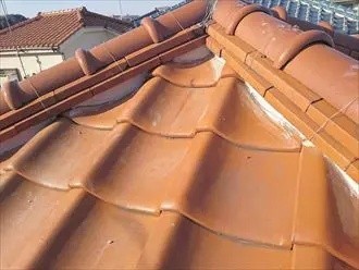 漆喰を奥まで塗り込む作業工程