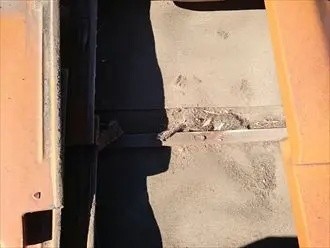 谷板金に漆喰が残っている状況