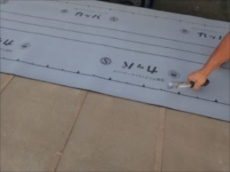 ルーフティングの固定方法は専用工具であるハンマータッカーを使用