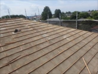 金属屋根材への葺き替え工事する作業風景