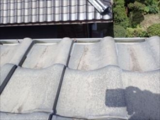 瓦がラバーロックによってしっかりと固定されている状態