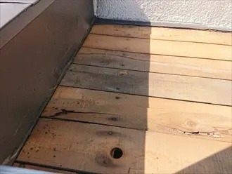 既存の鋼板屋根をすべて撤去