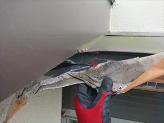 劣化した破風板