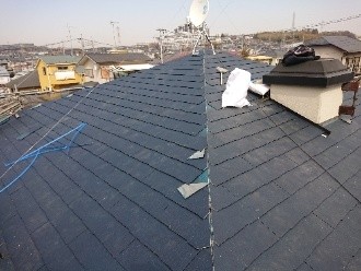 屋根本体を釘で固定する作業工程