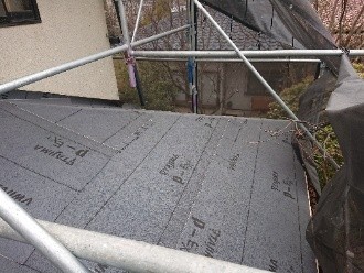 既存のスレートの撤去作業